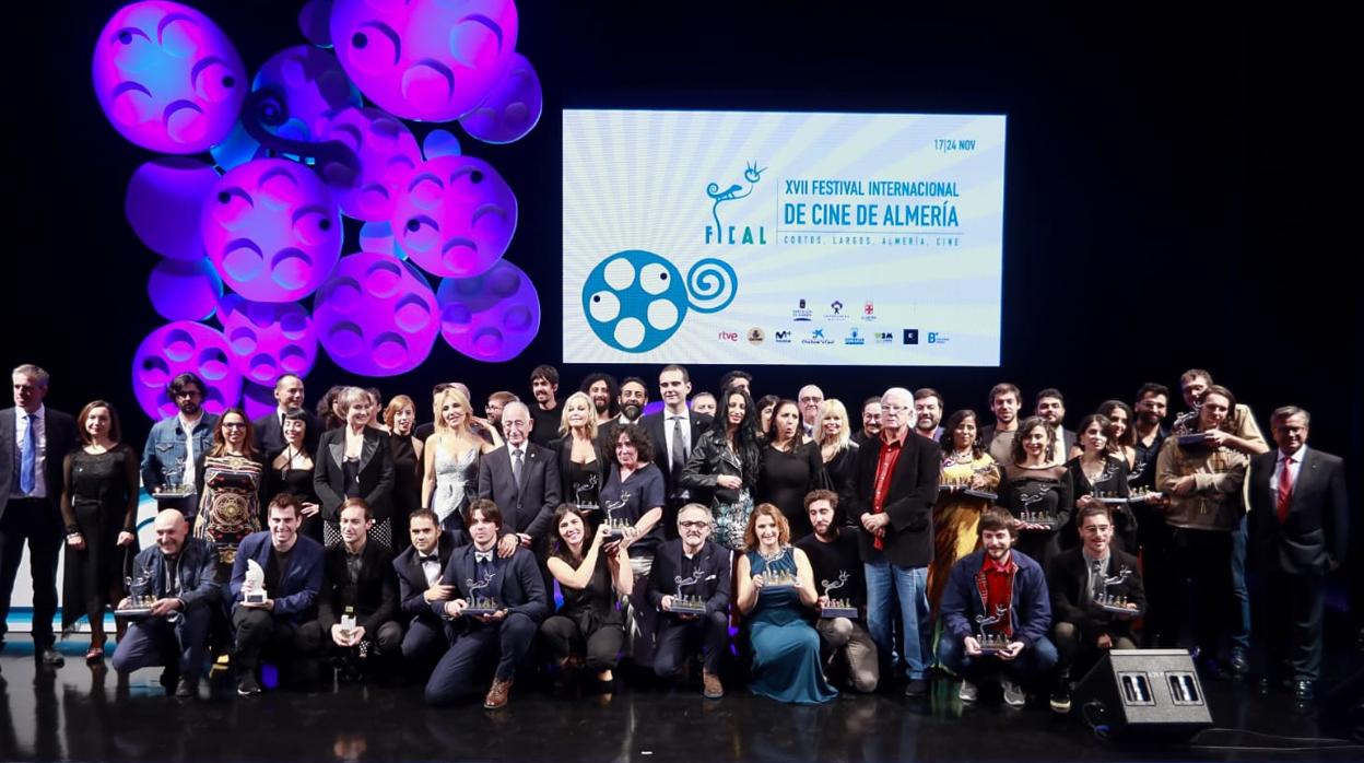 Foto de familia de los premiados en el Festival de Cine de Almería.