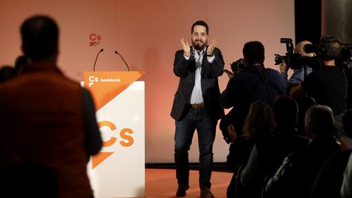 Carrillo aplaude al público asistente a un mitin de Ciudadanos