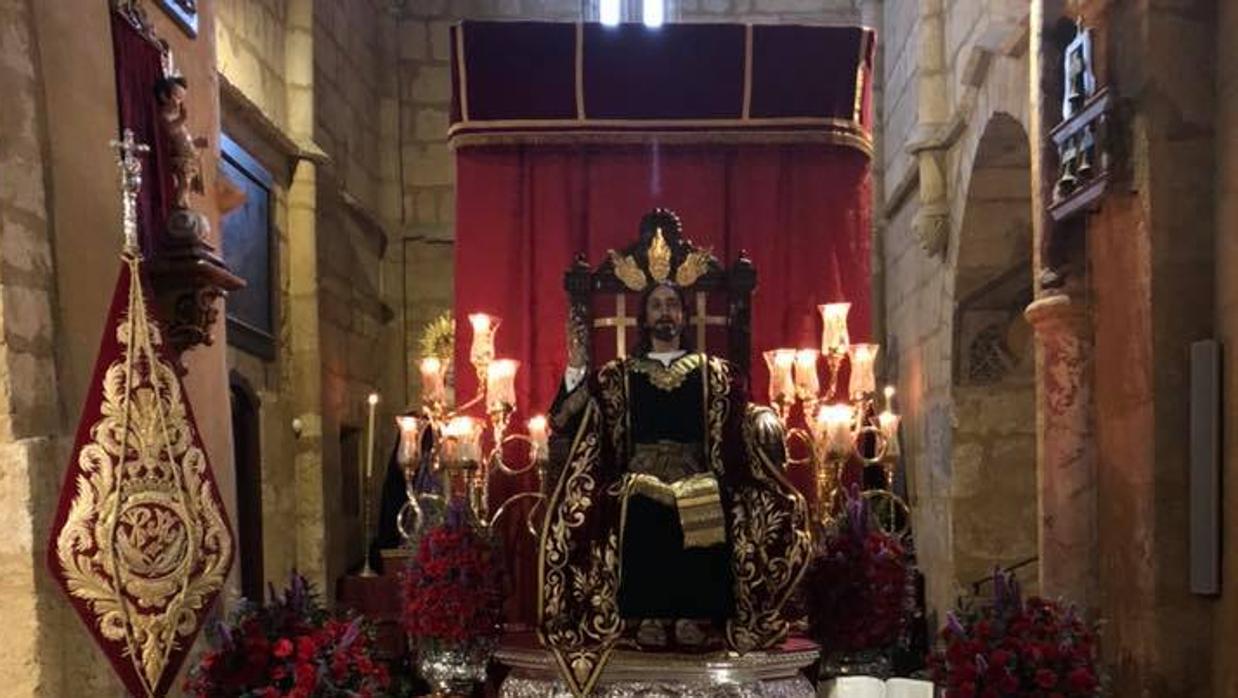 Nuestro Padre Jesús de los Reyes dispuesto para su besapiés en la parroquia de San Lorenzo Mártir