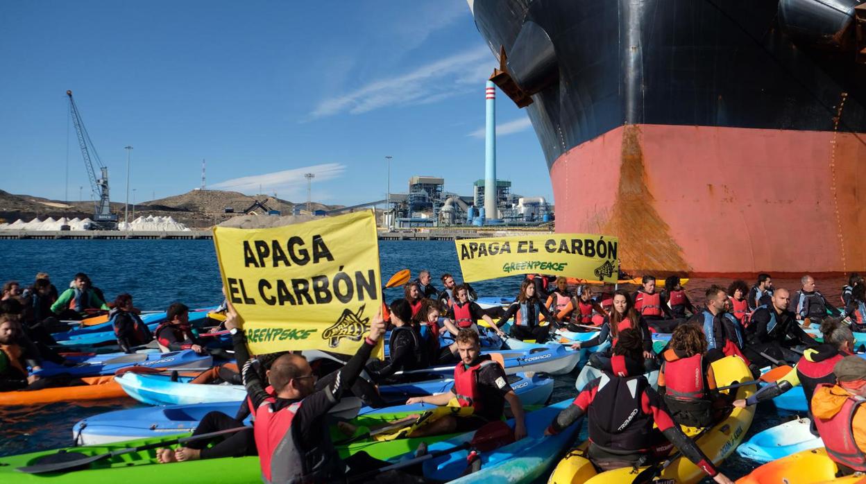 Los activistas han desplegado parcartas junto a un buque carbonero de la compañía Endesa.