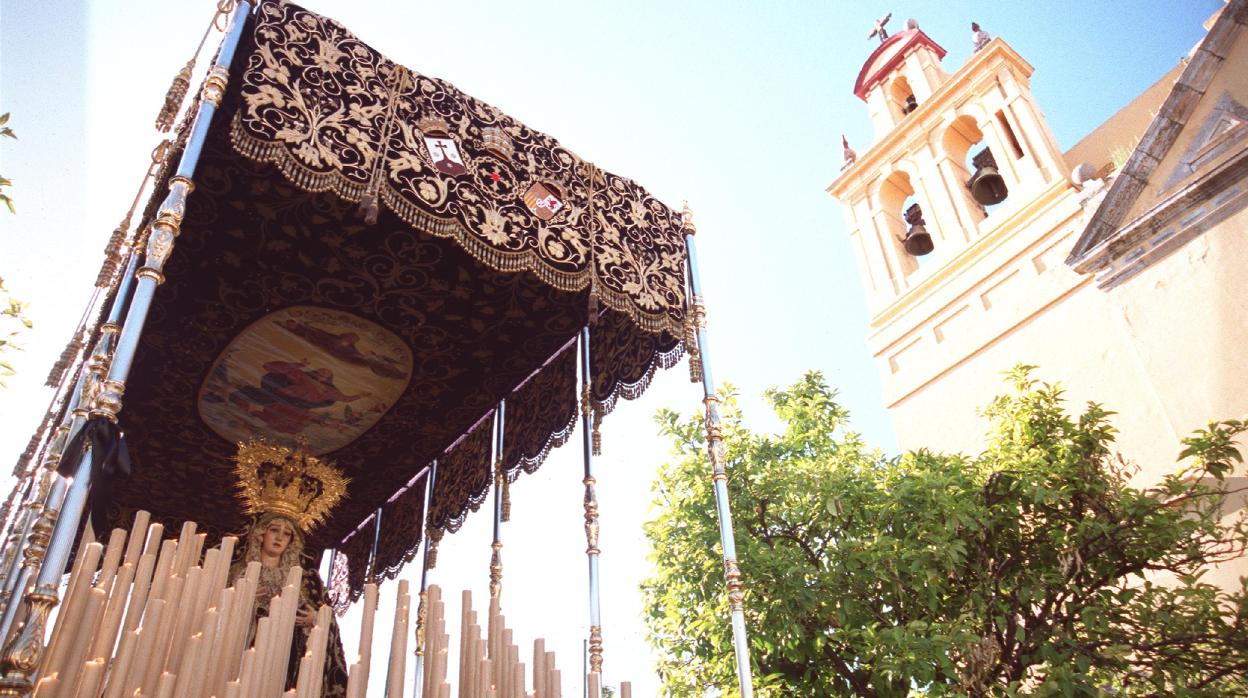 Nuestra Señora del Mayor Dolor en su Soledad durante su salida procesional el Jueves Santo del 2000