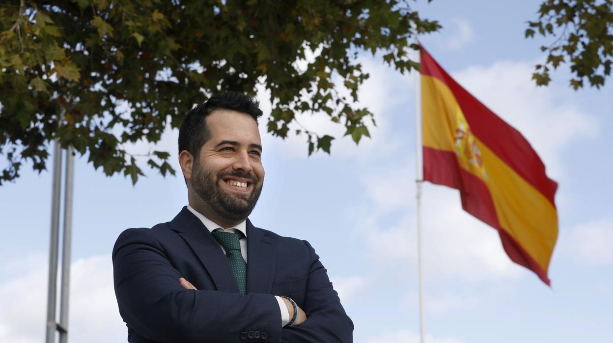 Fran Carrillo, delante de la sede de Ciudadanos