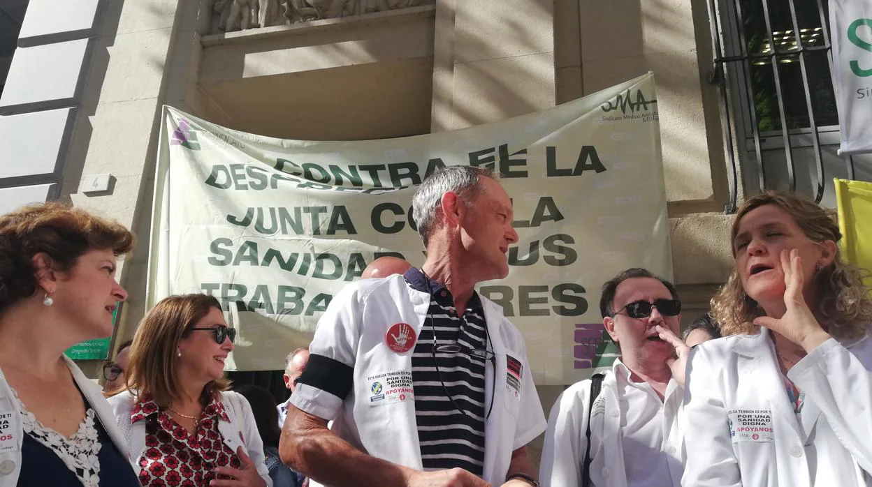 Médicos de Málaga en una protesta frente a la Delegación de Salud