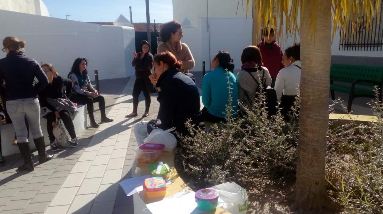 Madres se plantan con fiambreras en un colegio de Huelva por falta de personal de cocina
