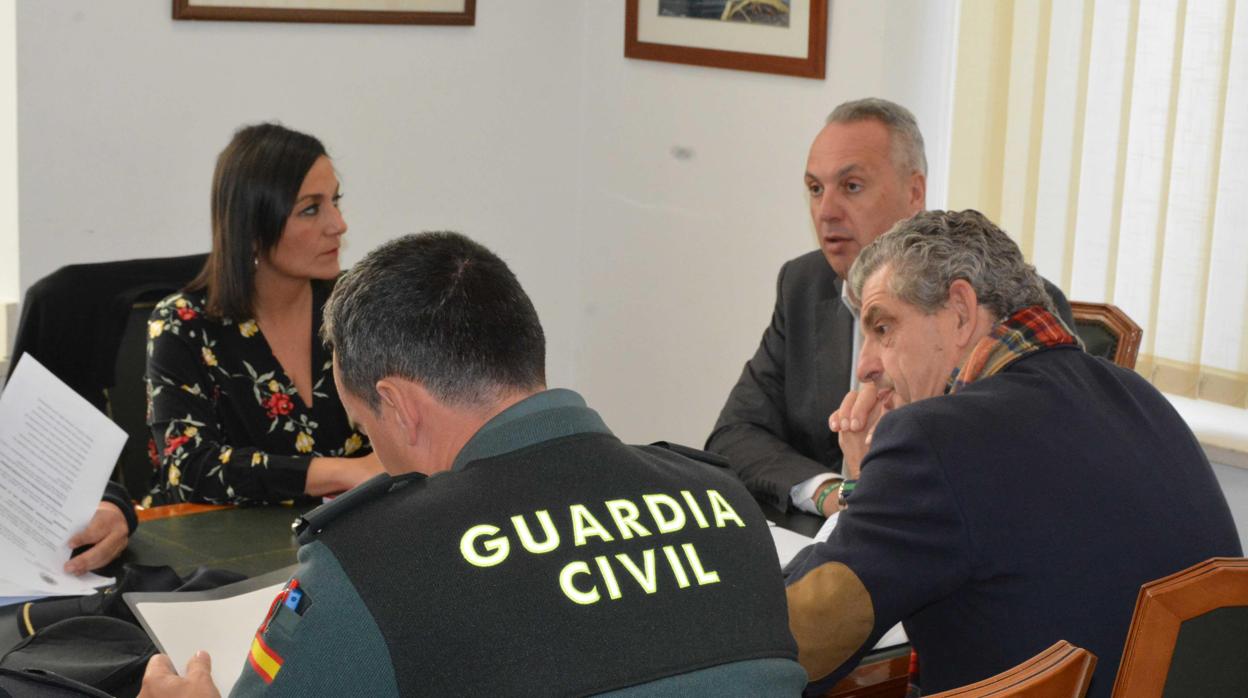 A la derecha, el alcalde de San Roque y el coordinador de la AGE en el Campo de Gibraltar.