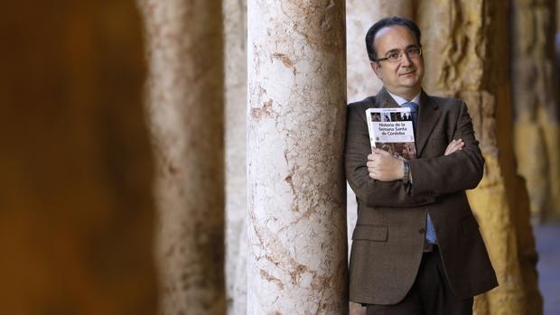 El periodista de ABC Luis Miranda disecciona la evolución de la Semana Santa de Córdoba en un libro