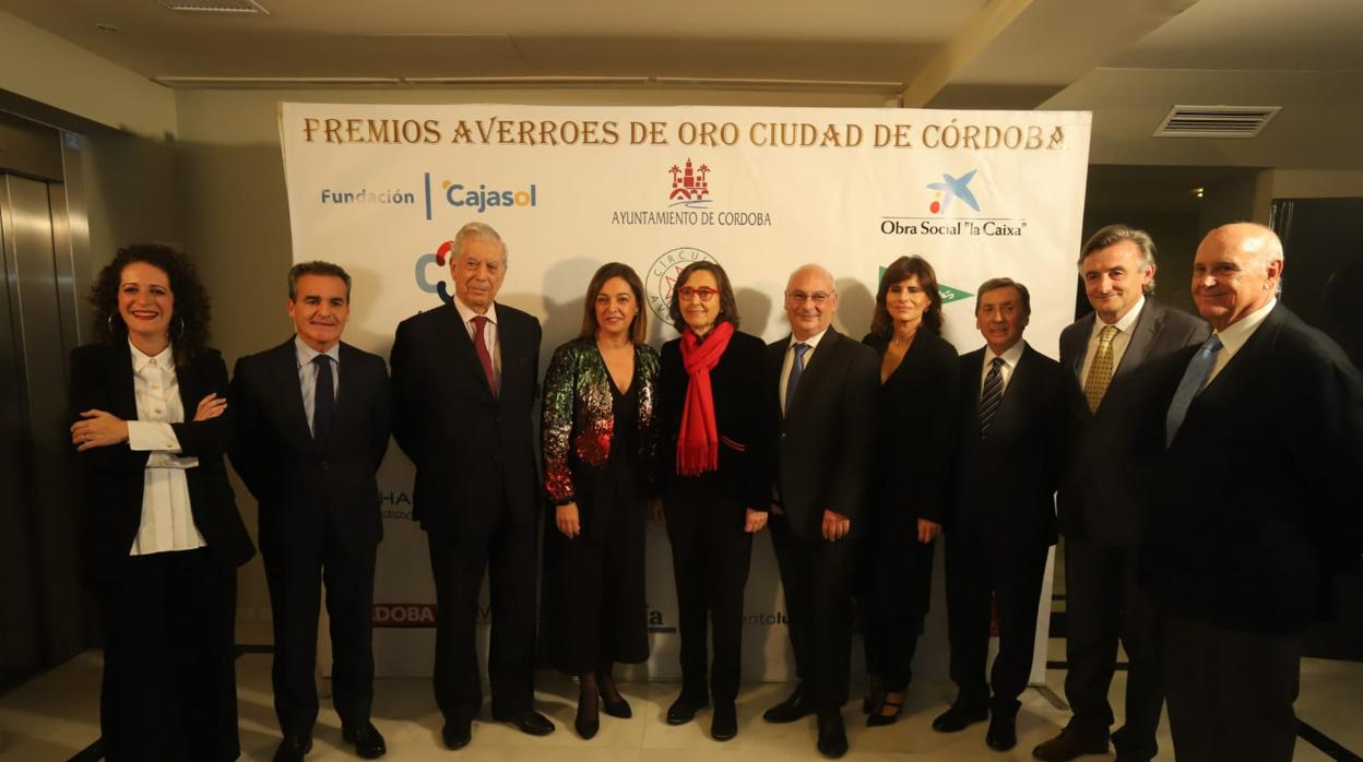 La alcaldesa y Rosa Aguilar junto a Mario Vargas Llosa y al resto de los premiados