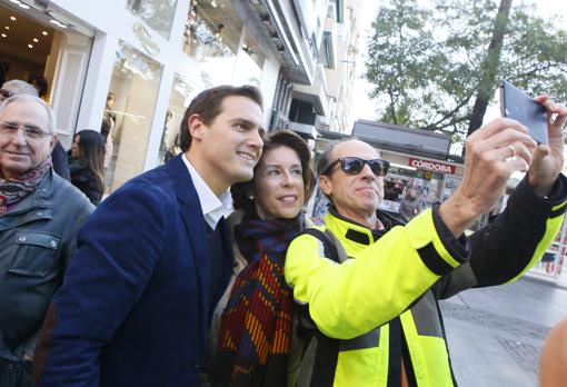 Rivera se hace un selfi con simpatizantes