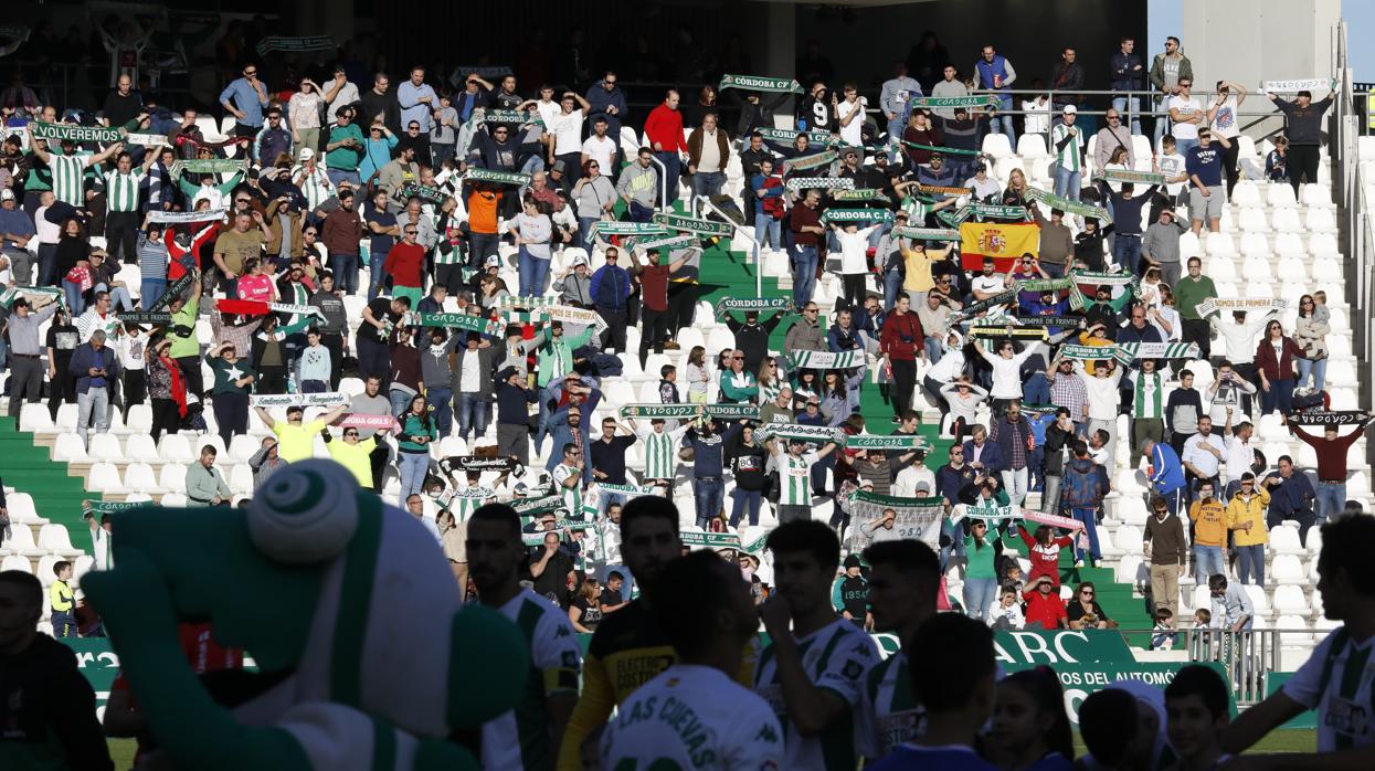 La afición en El Arcángel, justo antes del encuentro