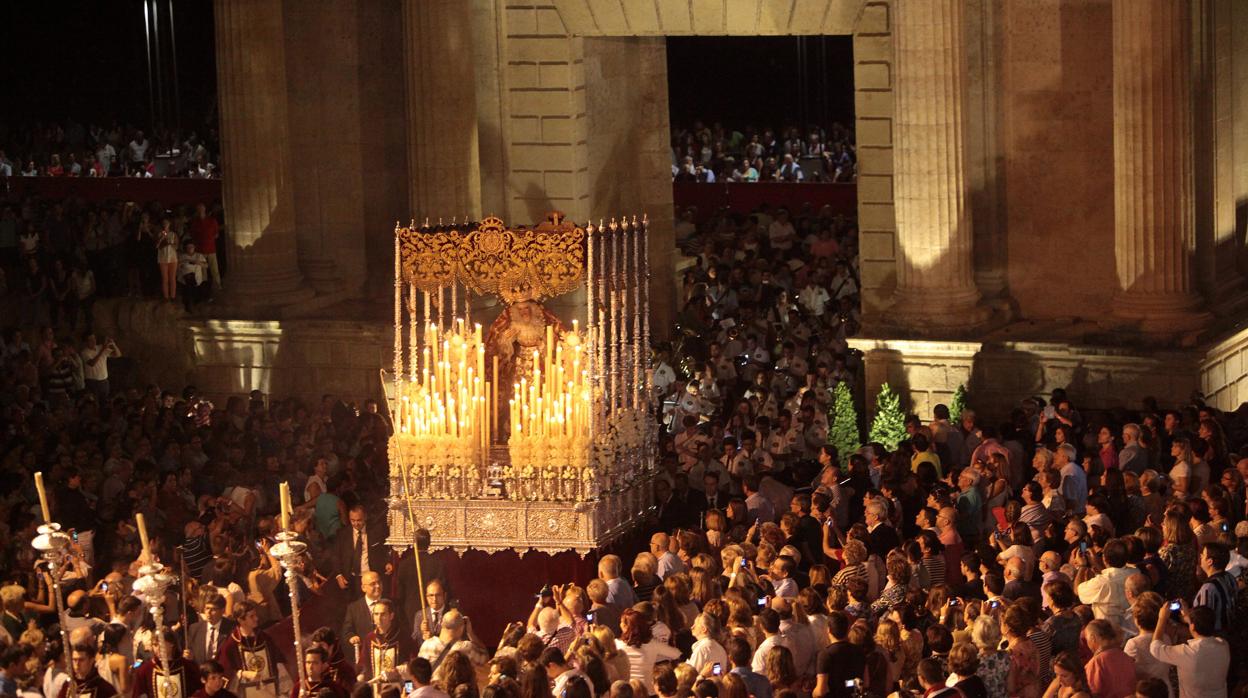 Nuestra Señora de Reina de los Mártires durante el Vía Crucis magno de la Fe en el año 2013