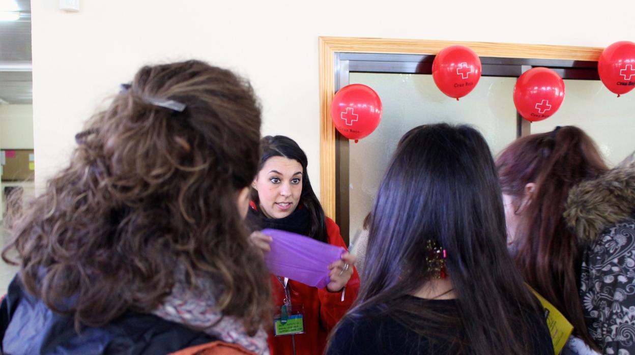 Campaña informativa de Cruz Roja sobre el VIH