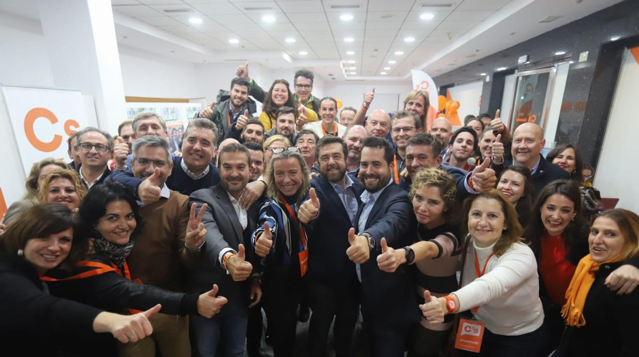 Los dirigentes, afiliados y cargos electos de Ciudadanos, al celebrar el resultado de su partido en Córdoba