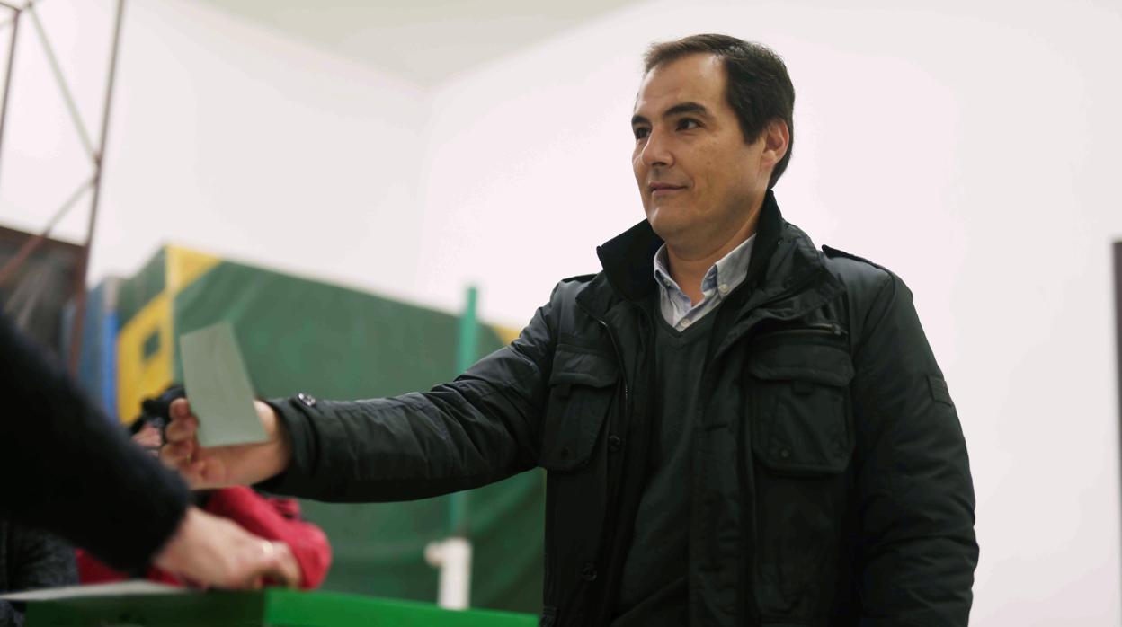 José Antonio Nieto (PP) ha sido el primero en acudir al colegio electoral
