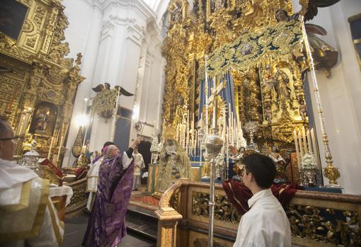 El obispo auxiliar de Sevilla, Santiago Gómez Sierra, bendice los nuevos estrenos del palio de María Santísima de la Trinidad