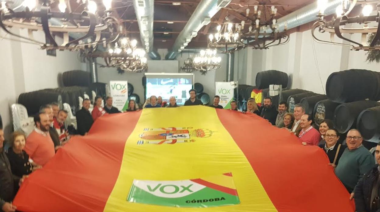 Miembros de Vox en la sede de la Sociedad de Plateros esta noche