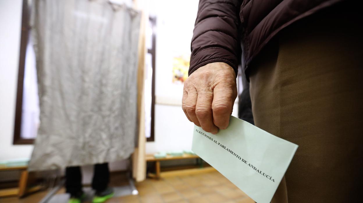 Votantes en un colegio electoral de la capital