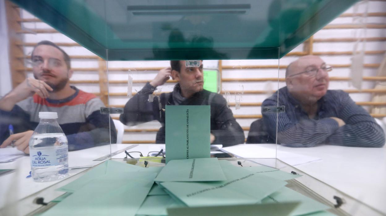 Votos en una urna de un colegio electoral el pasado domingo