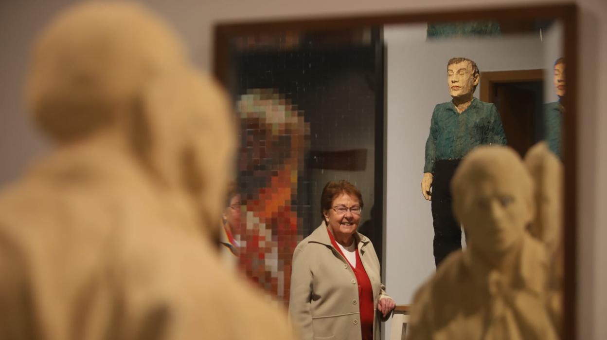 Helga de Alvear, entre algunas de las obras de la exposición abierta en Córdoba