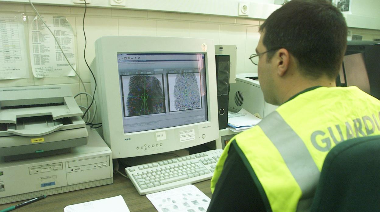 Un agente de la Guardia Civil trabajando en oficinas