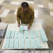 Un hombre elige papeleta en un colegio electoral de Córdoba