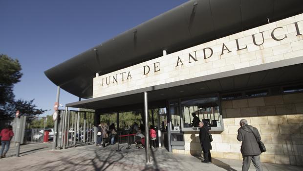 Más de 9.000 cargos «a dedo» de la Junta, en el aire por el vuelco político en las elecciones andaluzas