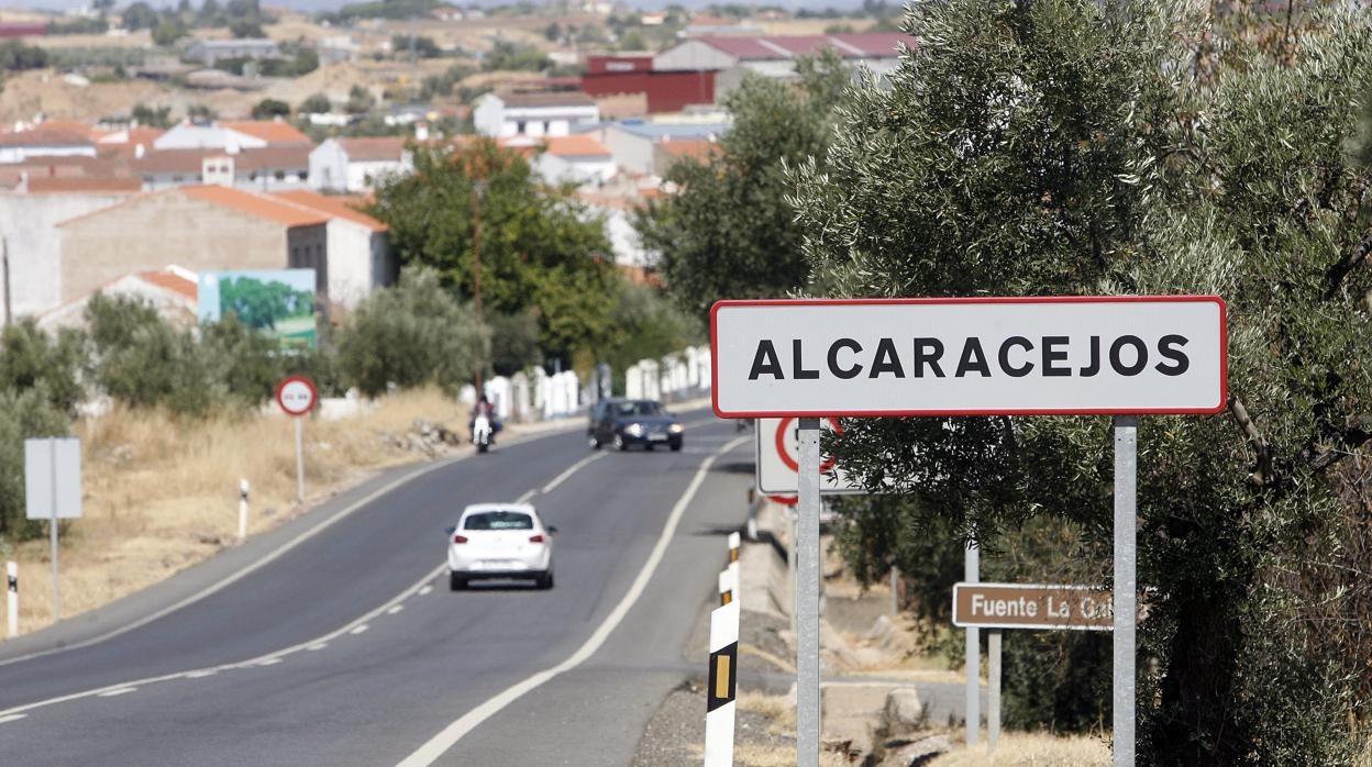 Vía de acceso a Alcaracejos, uno de los municipios de Córdoba que sólo cuenta con una oficina bancaria