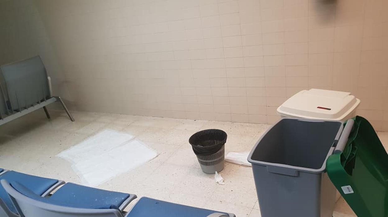 Suciedad en una sala del hospital Médico-Quirúrgico de Jaén