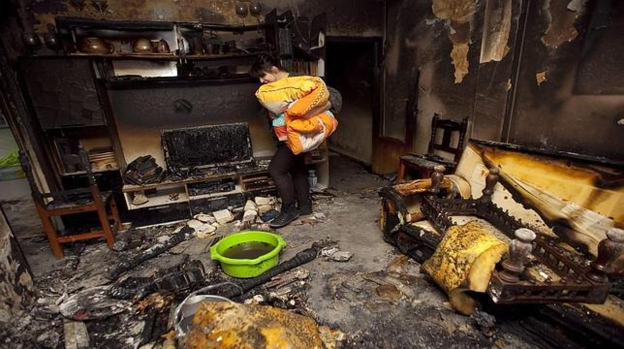 Vivienda calcinada tras un incendio