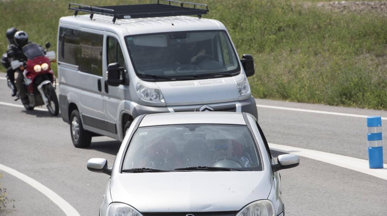 Una furgoneta circula por una carretera