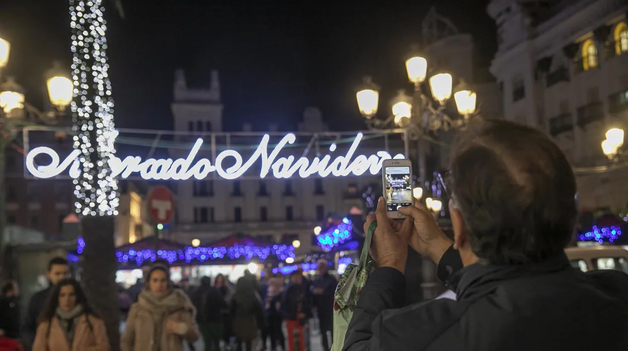 Un ciudadano hace fotografías con el móvil de la plaza de Las Tendillas