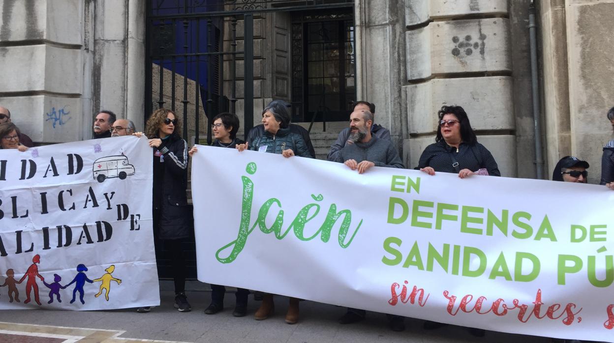 Trabajadores del SAS concentrados ante la Delegación de Salud en Jaén