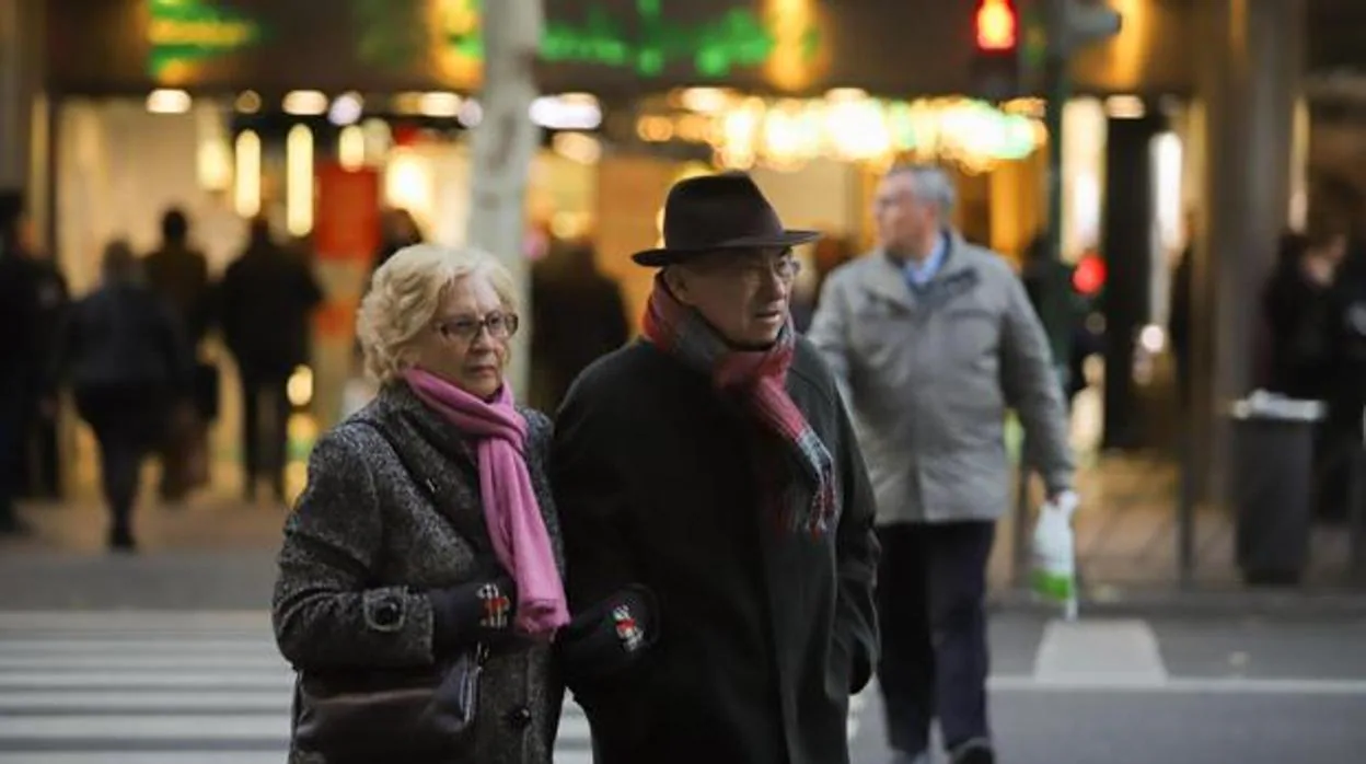 Una pareja pasea abrigada por las calles de Córdoba