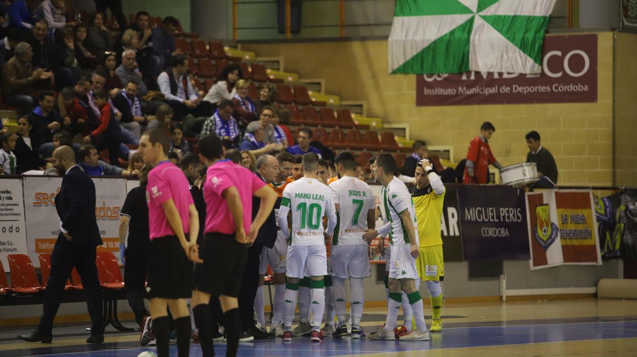 Los jugadores del Córdoba CF Futsal, durante un tiempo de muerto en el último partido de Liga