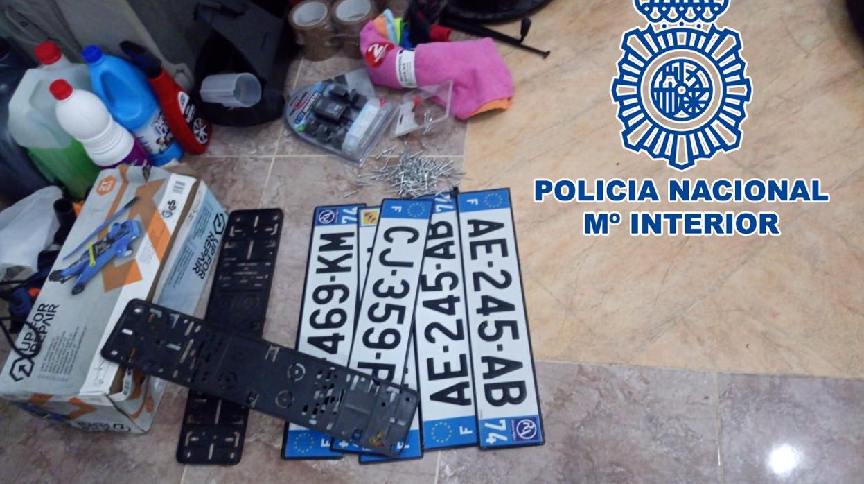 Imagen de algunas de las placas de matrícula falsificadas encontradas por la Policía