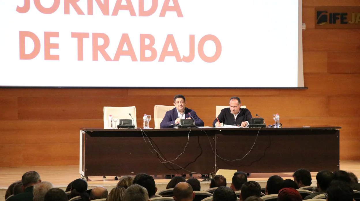 Francisco Reyes, a la izquierda, durante la reunión de dirigentes del PSOE