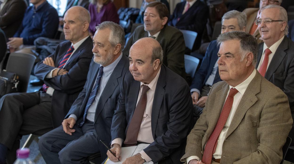 Los expresidentes Chaves y Griñán, junto a los exconsejeros Zarrías y Viera
