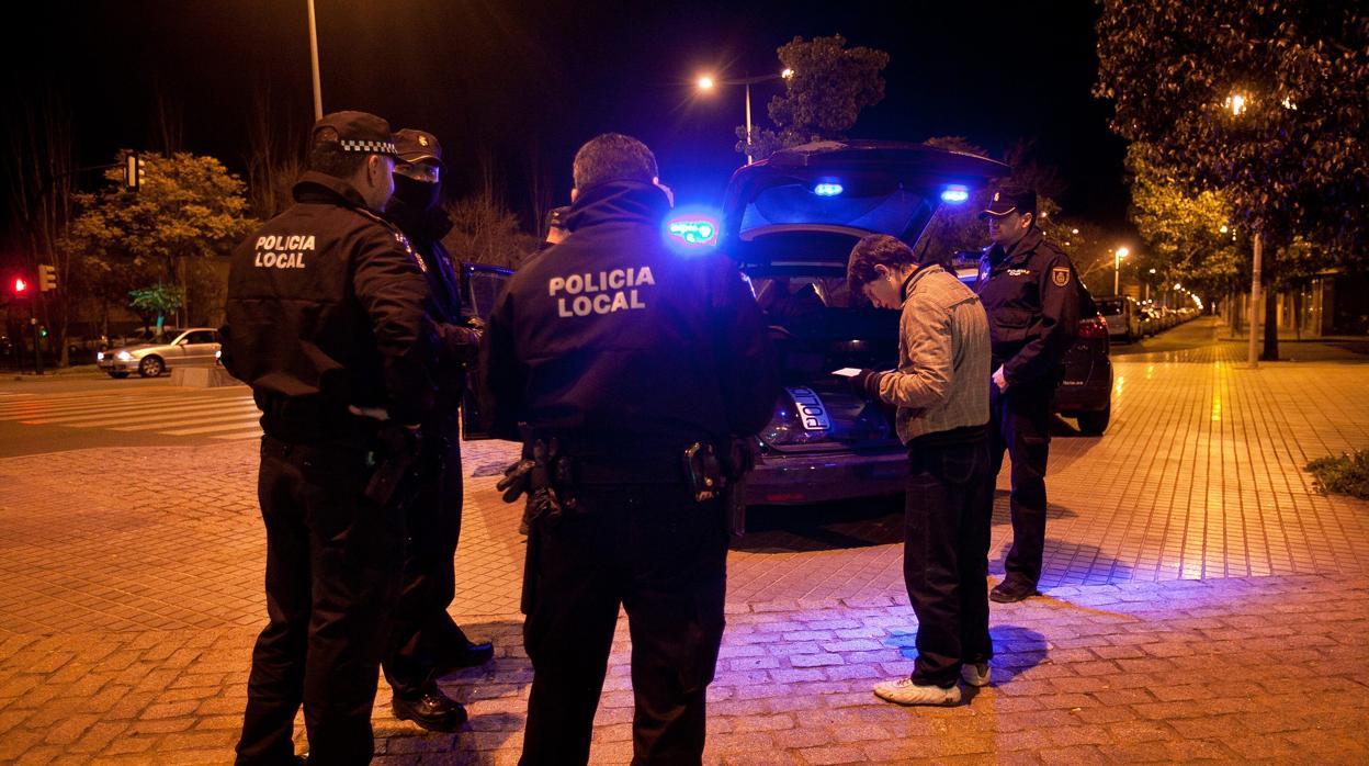 Una patrulla de la Policía Local trabaja durante la noche