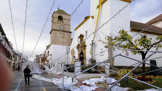 La tormenta destroza las carpas del mercadillo de Navidad de Villafranca de Córdoba