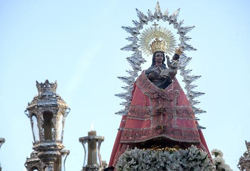 Nuestra Señora de Villaviciosa de Córdoba durante su salida procesional