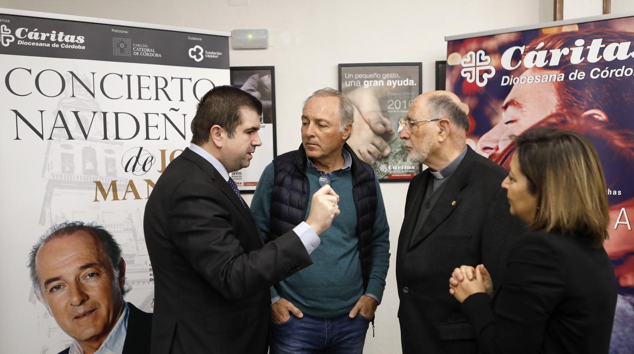 José Manuel Soto, con los responsables de Cáritas Diocesana de Córdoba, en la presentación de la campaña