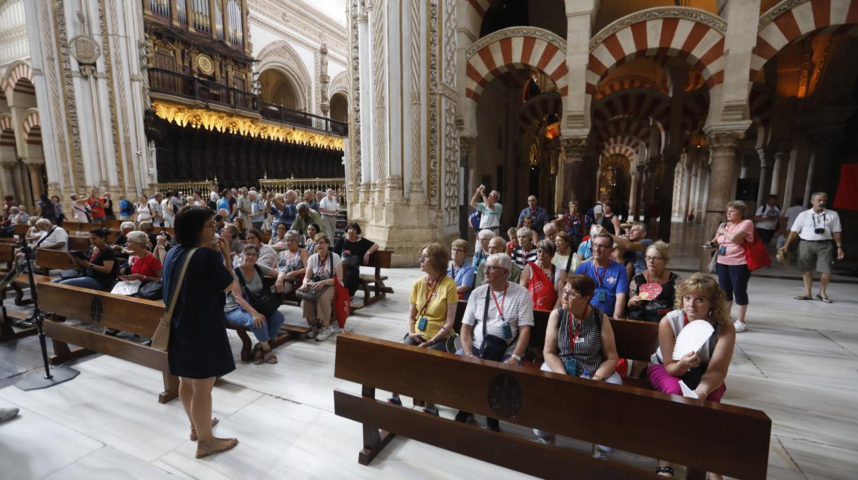 Un grupo de turistas sigue las explicaciones de su guía en la Mezquita-Catedral