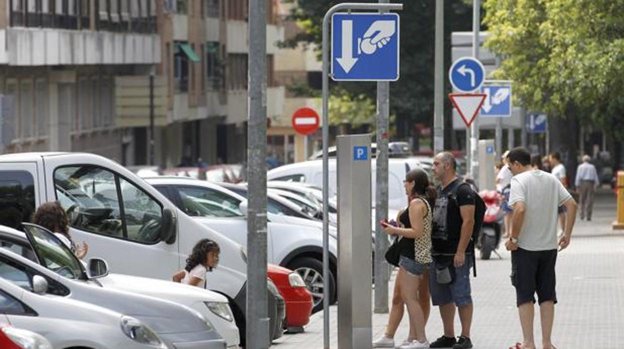 Dos personas pagan la zona azul en Córdoba