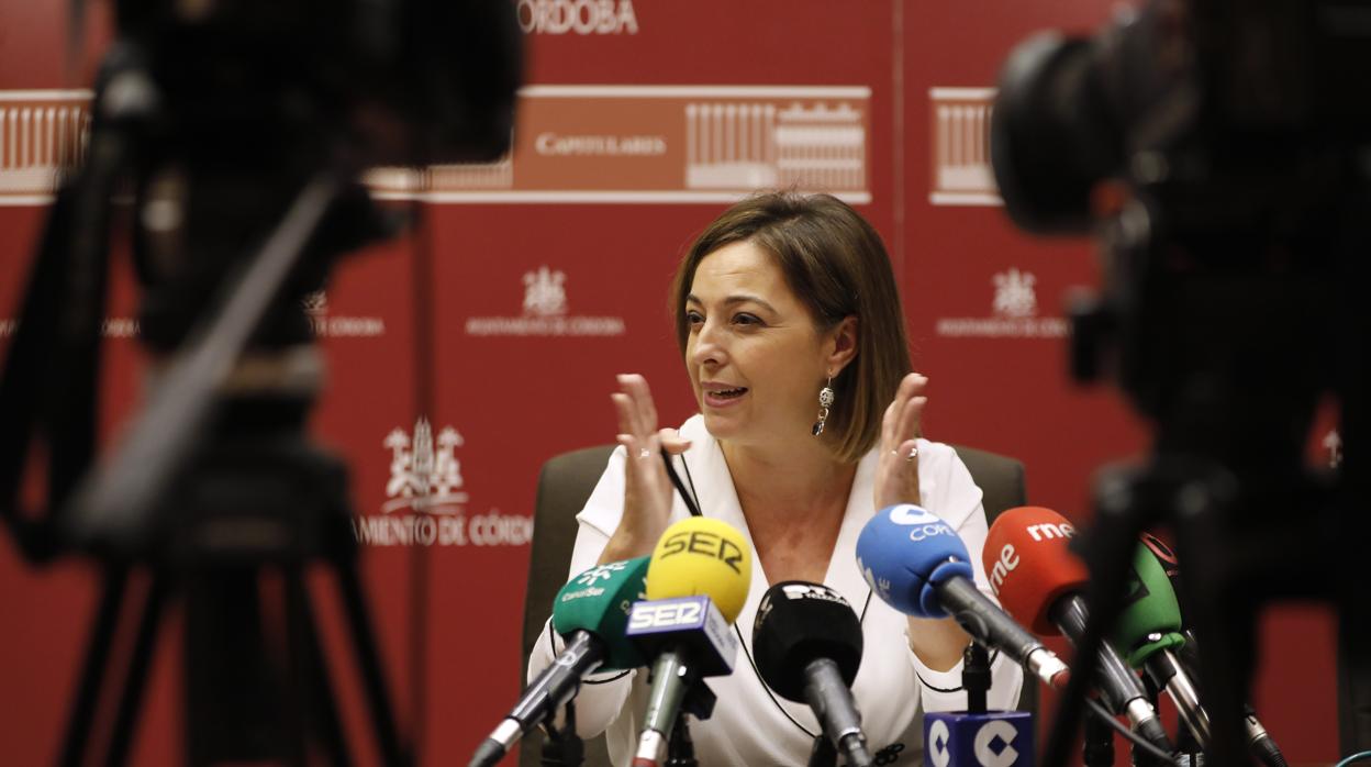 La alcaldesa, Isabel Ambrosio, en una rueda de prensa