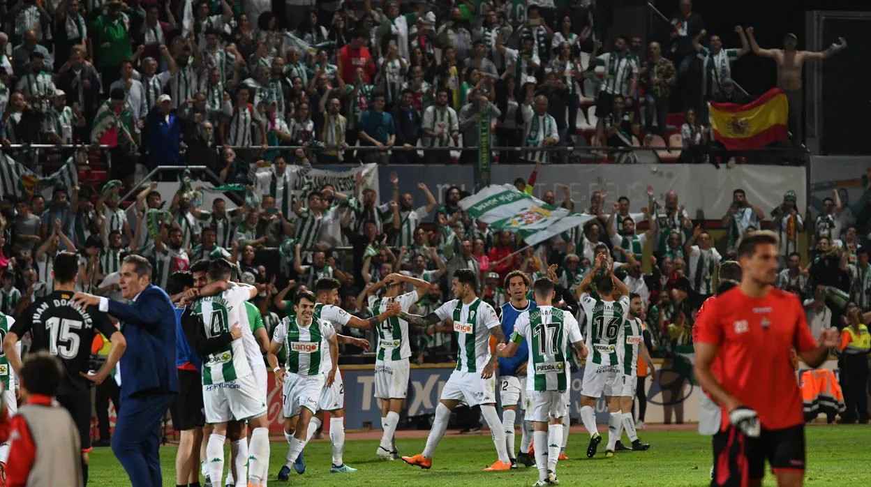 Los jugadores del Córdoba celebran la victoria del curso pasado
