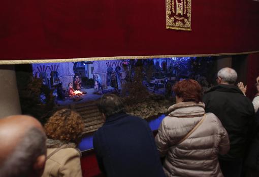 Varias personas ven el belén instalado en Diputación, que homenajea a Medina Azahara