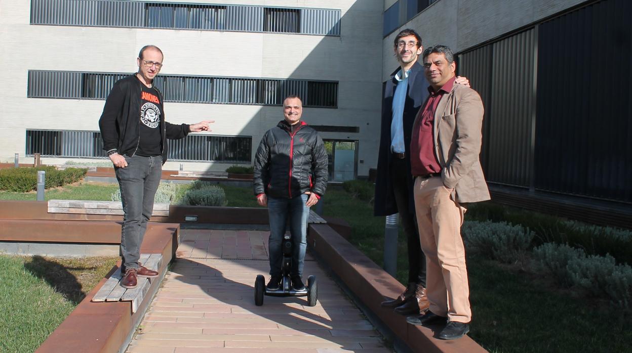 Los socios de Paythunder junto al prototipo de robot que han desarrollado