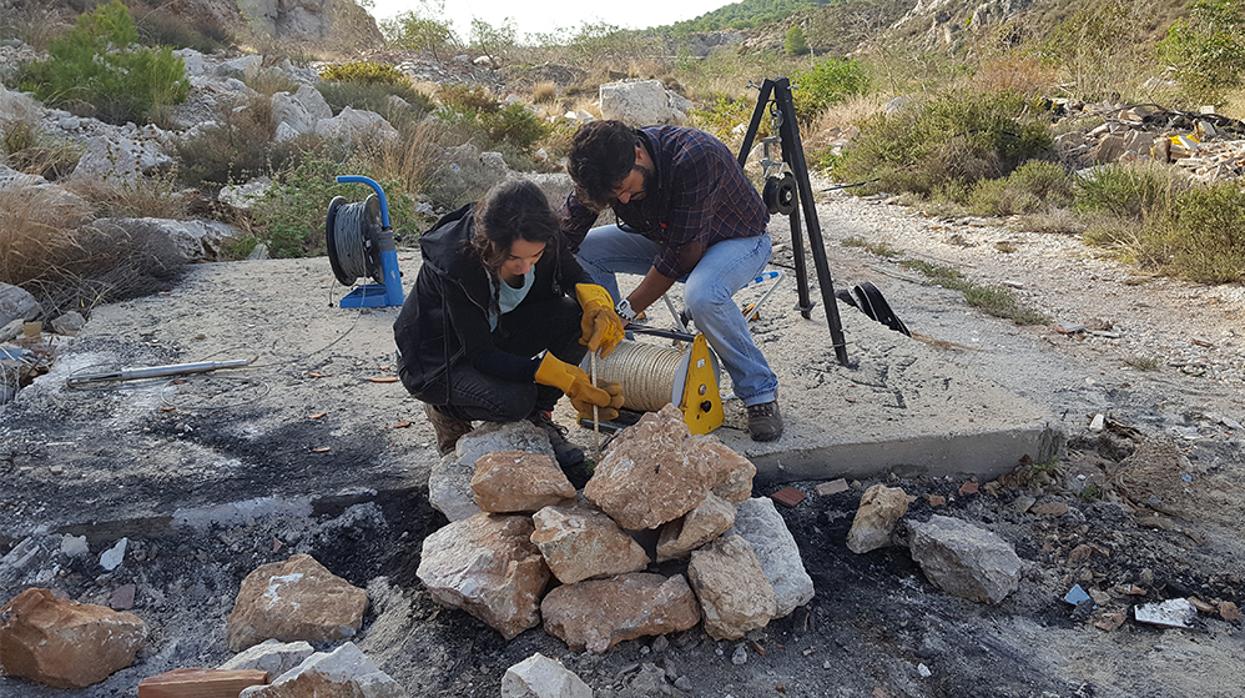 Parte del equipo de geólogos trabajando en el terreno estudiado