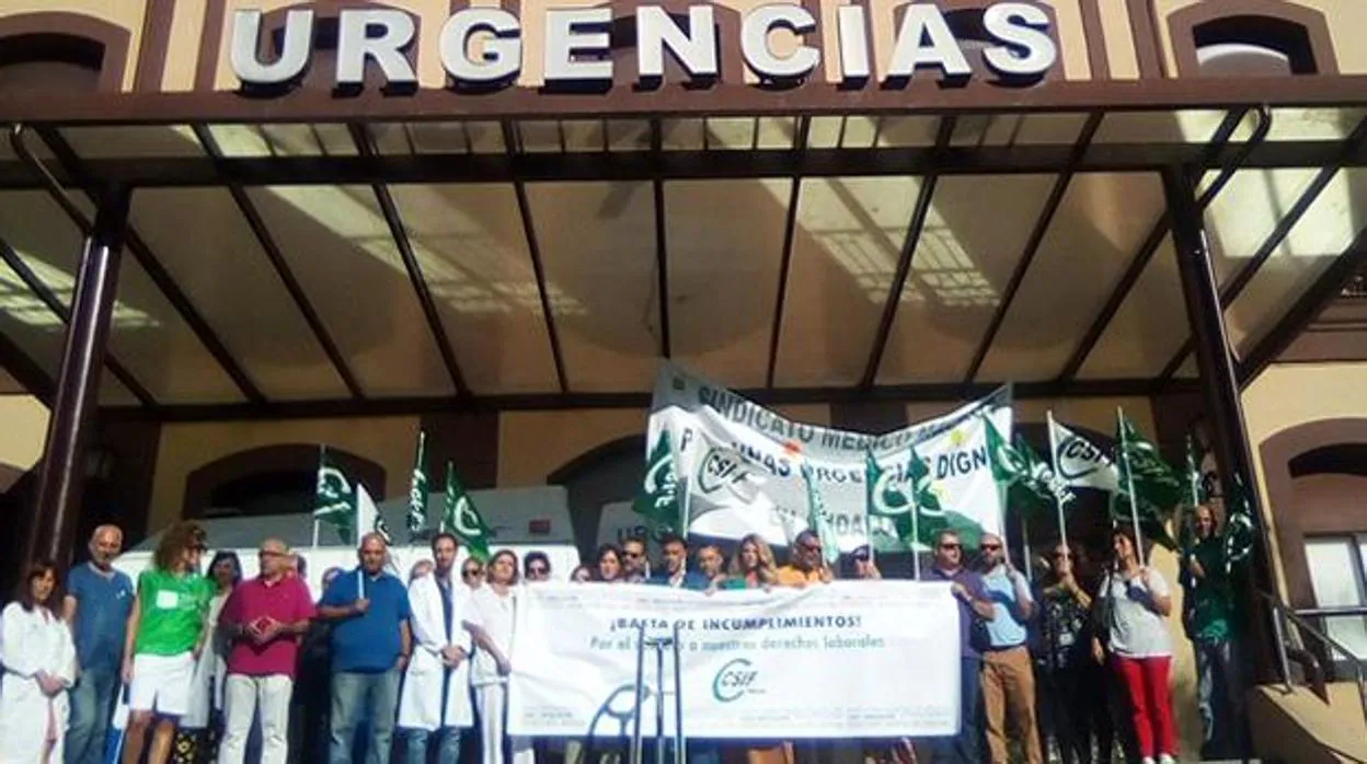 Manifestación contra la agresiones en los hospitales en el Hospital Civil