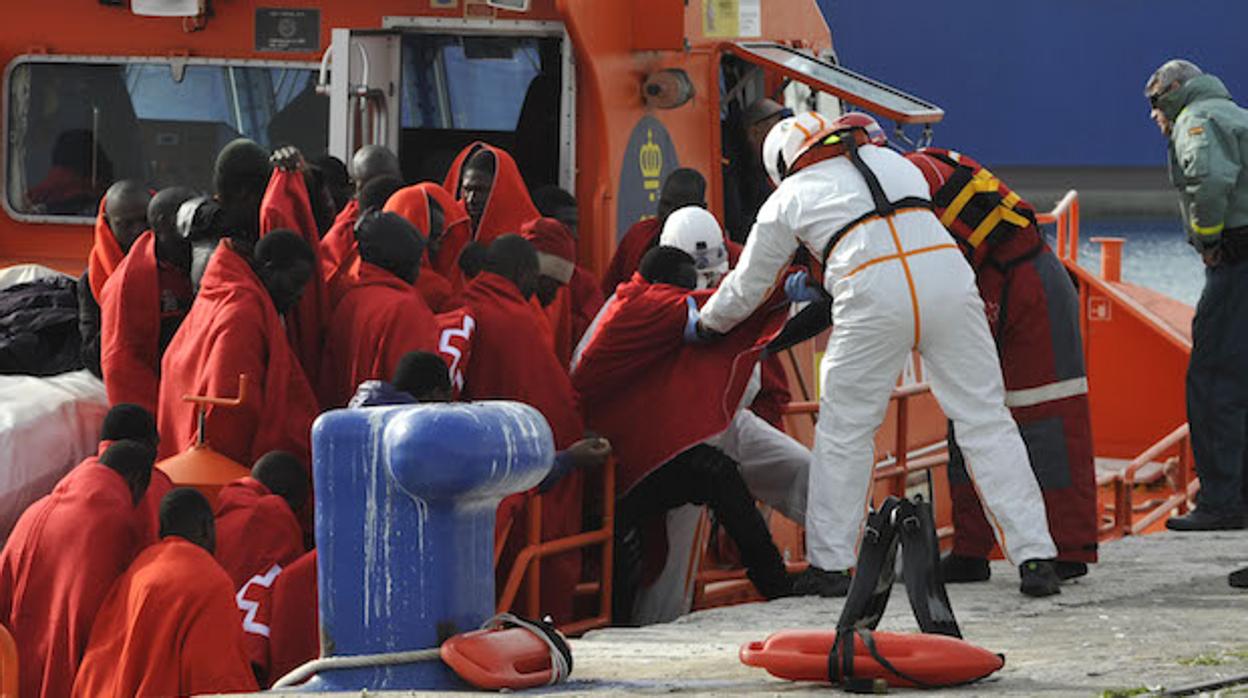 Desembarco tras u n rescate en el Puerto de Málaga