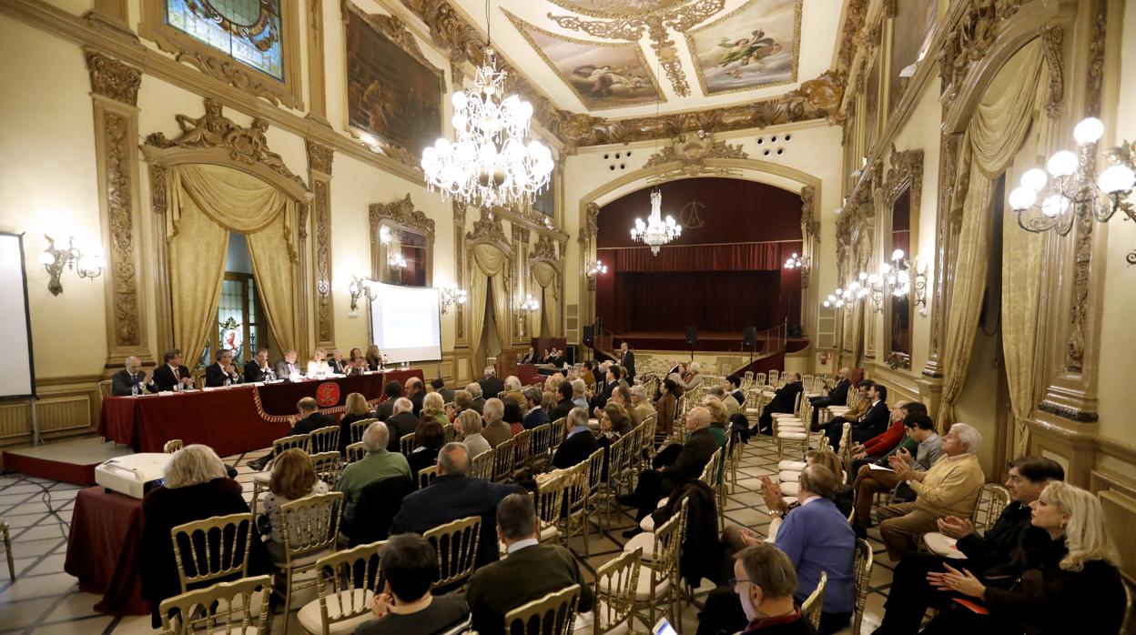 Asistentes a la asamblea de la noble institución de la calle Alfonso XIII